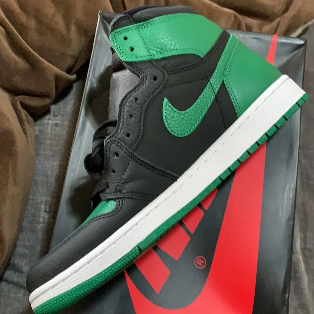 Air Jordan 1 Retro High - Picture 6 of 11
